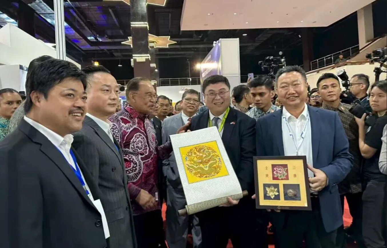 马来西亚首相莅临AIPA东盟江苏商会联盟展位